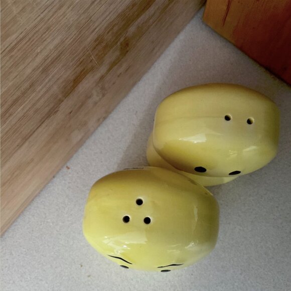 Vintage 60s/70s Smiley Face Happy Yellow Kitsch Salt & Pepper Shakers Oversized - Picture 7 of 8